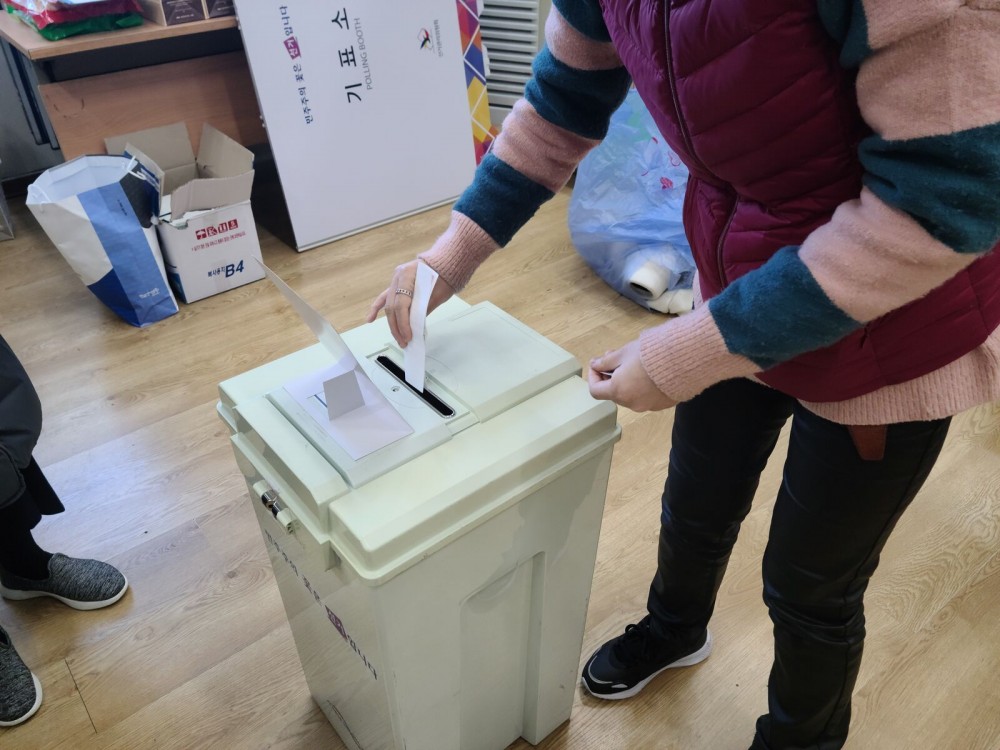 투표함에 모의투표용지를 넣는 이용자의 모습