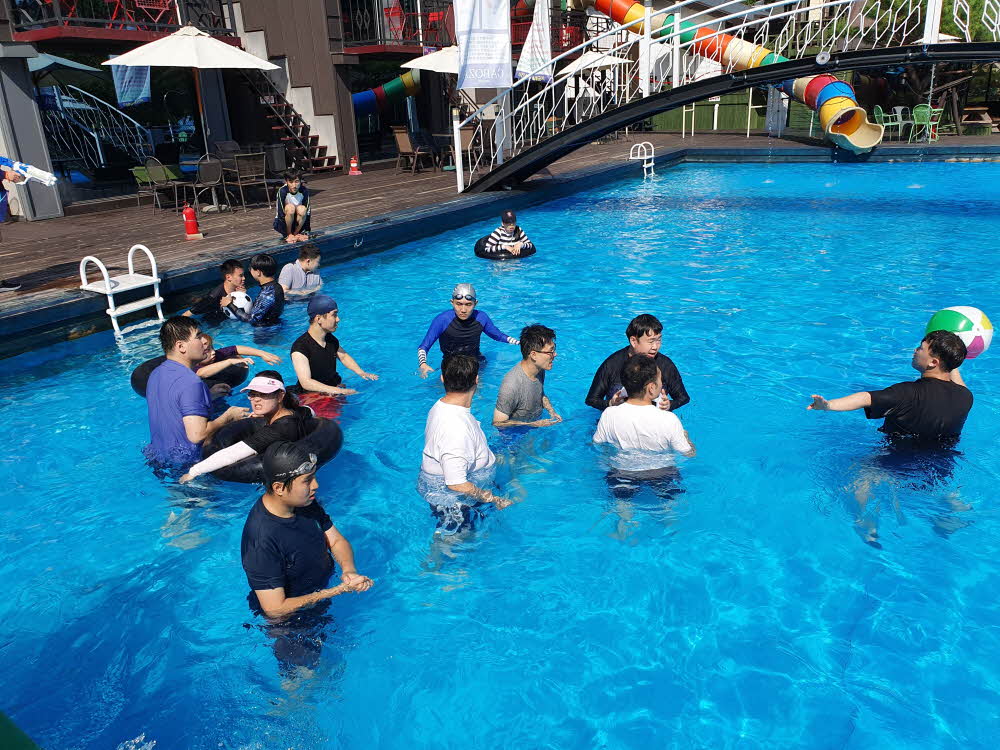 수영장에서 공놀이를 하고 있는 참가자들의 모습