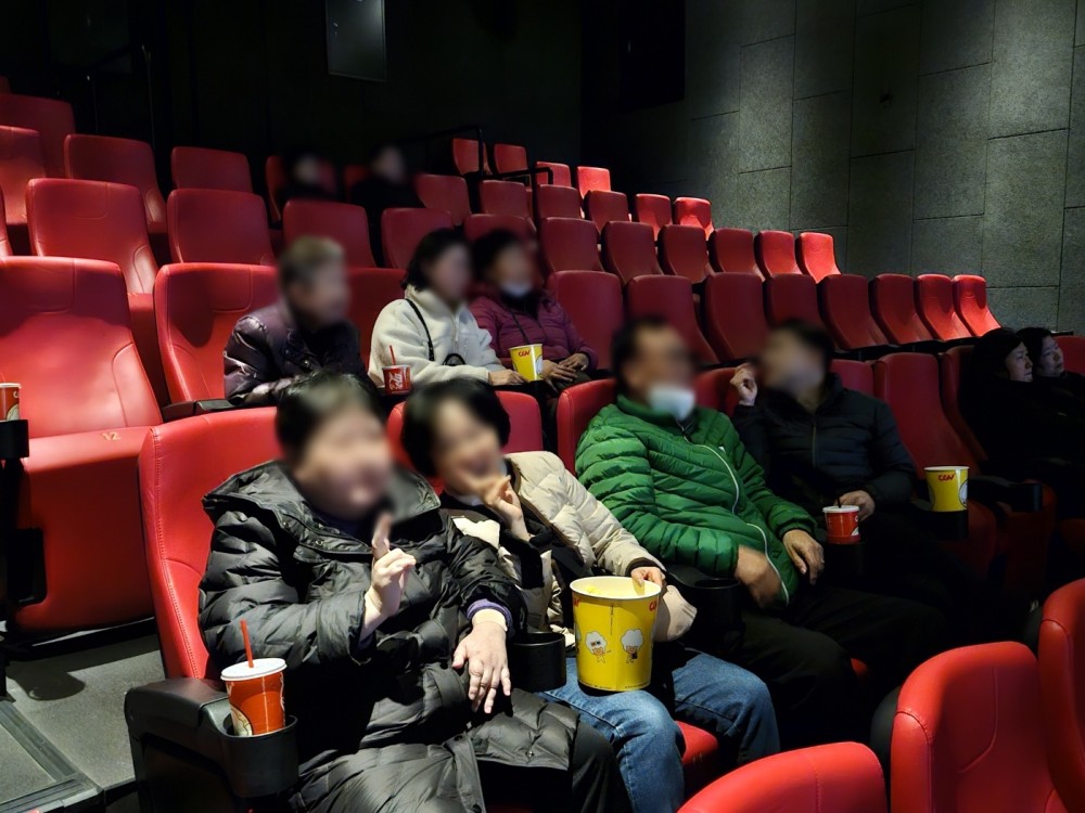 영화 감상 자조모임 - 영감들 참여자들이 영화관 좌석에 앉아있는 사진