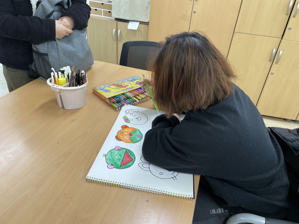 한국화교실 참여자가 그림 그리는 모습