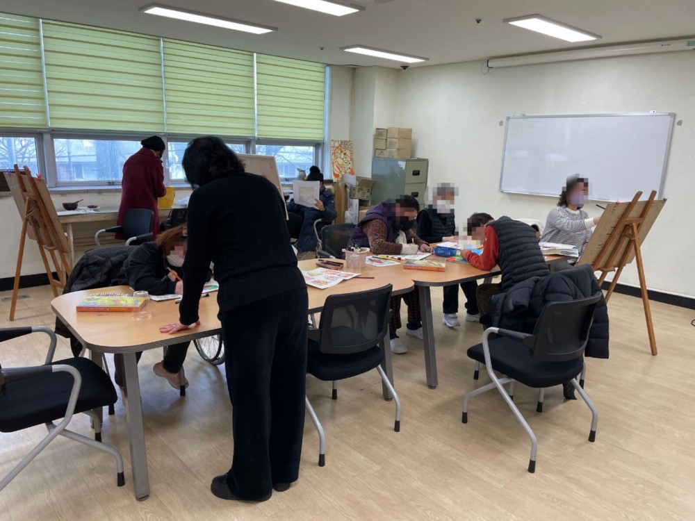 한국화교실 참여자가 단체로 수업 받는 모습