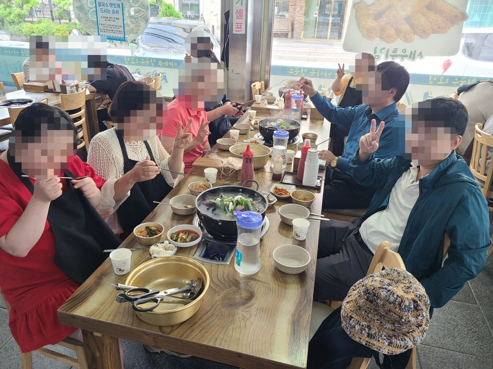 점심식사로 해물칼국수를 먹는 이용자들의 모습